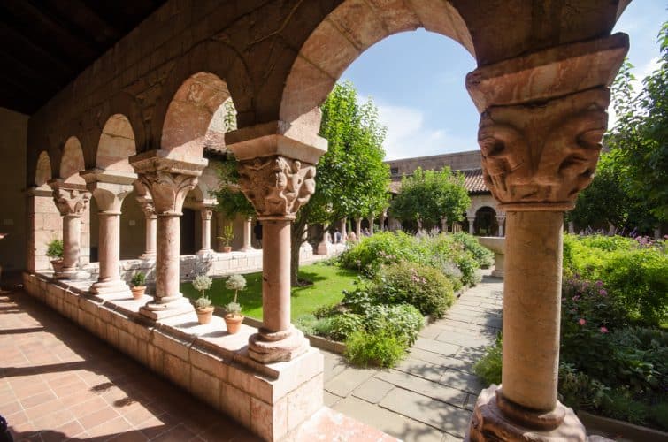 Interno del The Cloisters Museum, New York