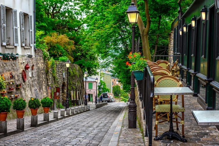 Rue avec tables de café dans le quartier de Montmartre à Paris, France