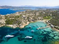 Vue d'en haut, vue aérienne imprenable sur l'archipel de la Maddalena en Sardaigne avec de belles baies de mer turquoise. Parc national Maddalena Arcipelago, Sardaigne, Italie