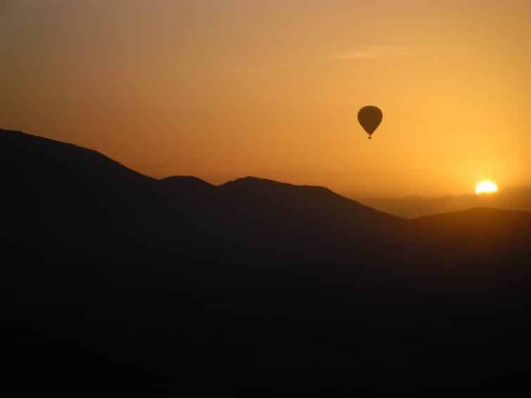 Montgolfière au coucher de soleil dans les montagnes de l'Atlas