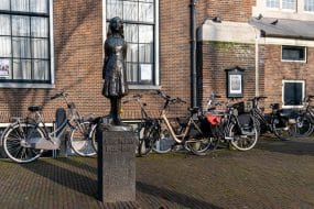 La statue d'Anne Frank devant le Musée Historique juif d'Amsterdam