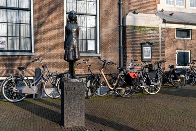 La statue d'Anne Frank devant le Musée Historique juif d'Amsterdam