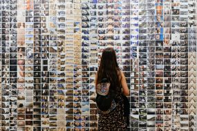 Jeune fille devant un mur de photo au FOAM, Musée de la photographie, Amsterdam