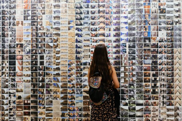 Jeune fille devant un mur de photo au FOAM, Musée de la photographie, Amsterdam