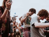 Personnes dansant pendant un festival de musique