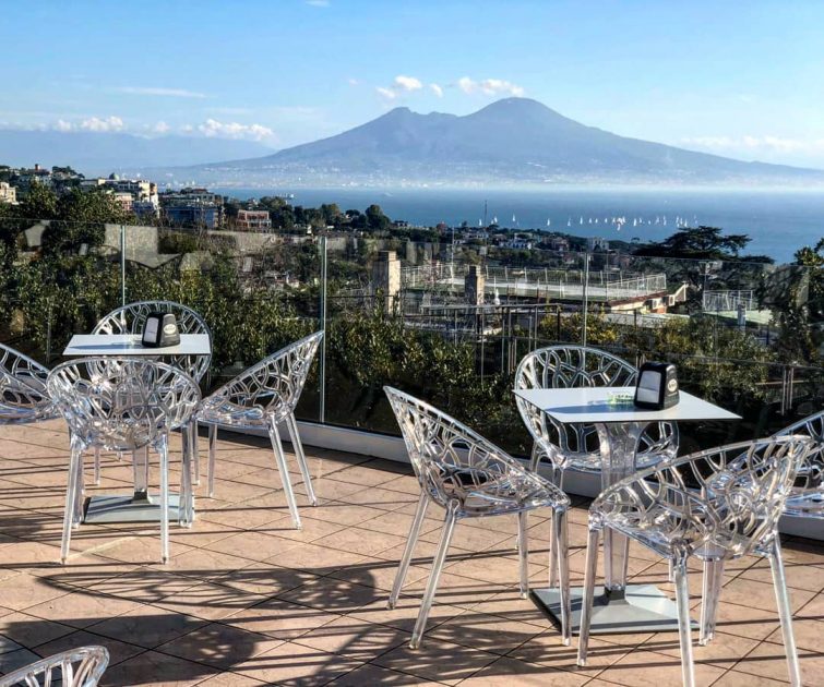 La vista del Vesuvio dal Lucrezio Cafè, rooftop bar napoli