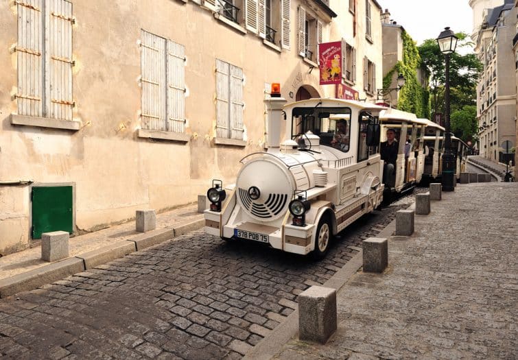 Petit train dans les rues de Montmartre, Paris