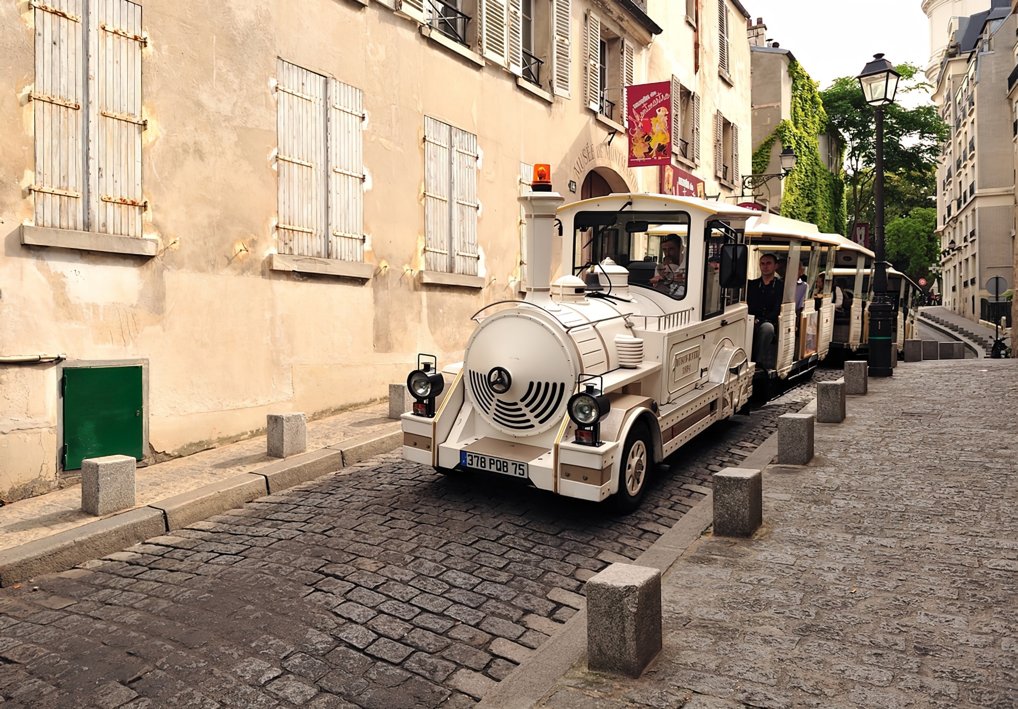 Petit train dans les rues de Montmartre, Paris