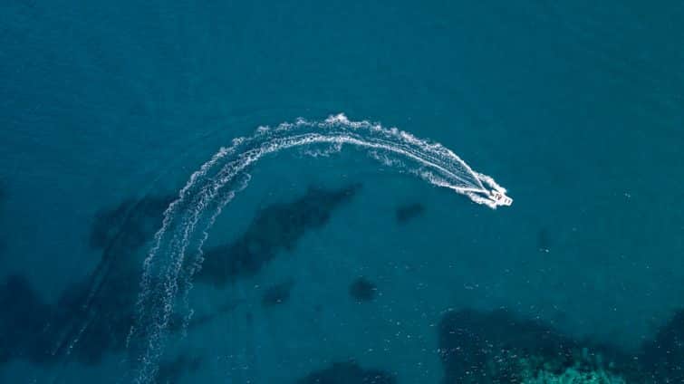 Vista aerea di un motoscafo nel Mar Tirreno, nave genova sardegna