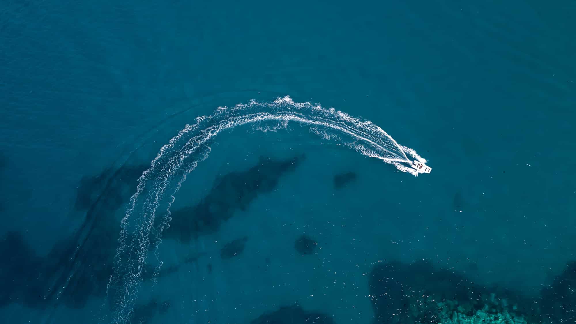 Vue aérienne d'un bateauTyrrhénienne Amorgos depuis Santorin en ferry