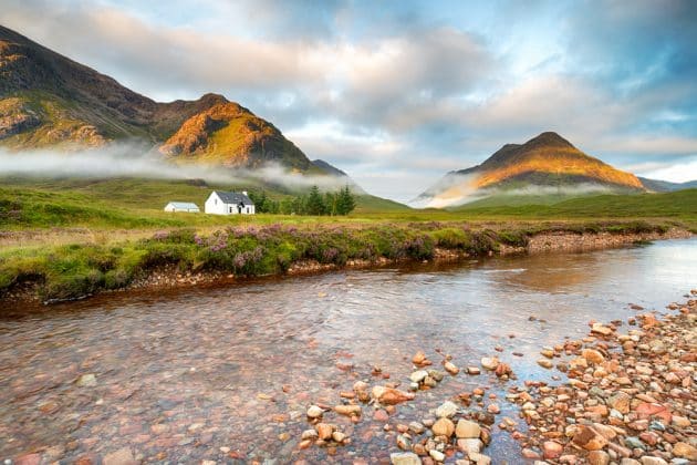 Lever de soleil sur les sommets de Glencoe dans les Highlands écossais
