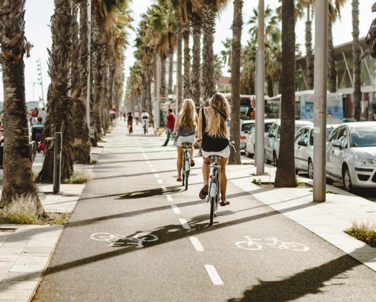 Jeunes femmes en vélo sur une piste cyclable à Barcelone