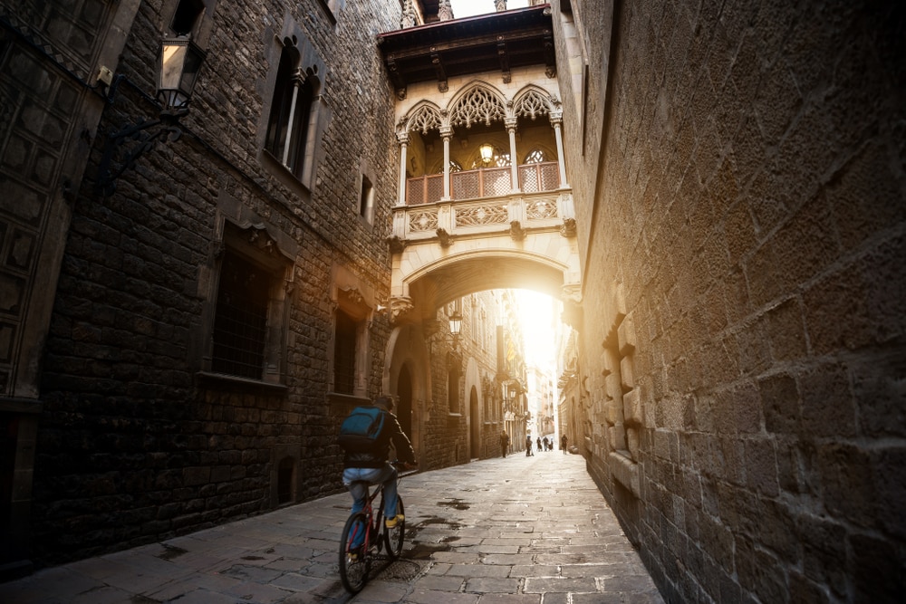 Personne en vélo dans le quartier de Barri Gotic à Barcelone