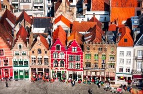 Célèbres vieilles bâtisses colorées sur la place du Marché à Bruges, Belgique.