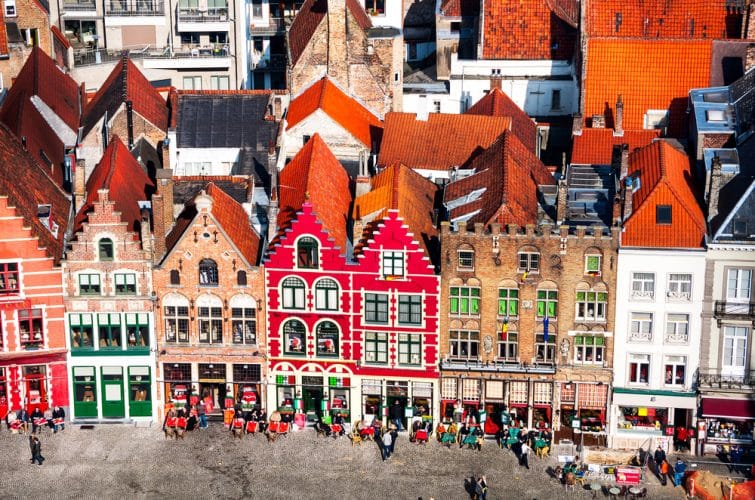 Célèbres vieilles bâtisses colorées sur la place du Marché à Bruges, Belgique.
