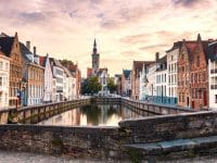 Paysage urbain de Bruges. Vieille ville de Bruges célèbre destination en Europe. Brugge le soir avec un ciel coloré. Bâtiments anciens du canal