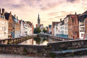 Paysage urbain de Bruges. Vieille ville de Bruges célèbre destination en Europe. Brugge le soir avec un ciel coloré. Bâtiments anciens du canal