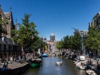 Vue sur le canal, Binnenstad, Oude Kerk et basilique Saint-Nicolas, Amsterdam