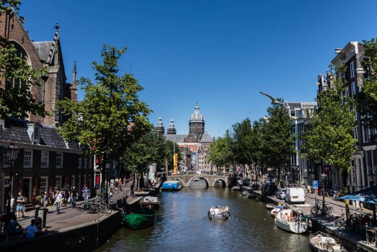 Vue sur le canal, Binnenstad, Oude Kerk et basilique Saint-Nicolas, Amsterdam