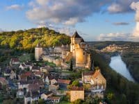 Vue sur le château de Castlenaud au coucher du soleil, Dordogne