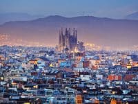 Vue aérienne sur Barcelone de nuit illuminée