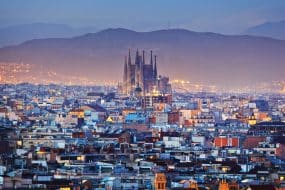 Vue aérienne sur Barcelone de nuit illuminée