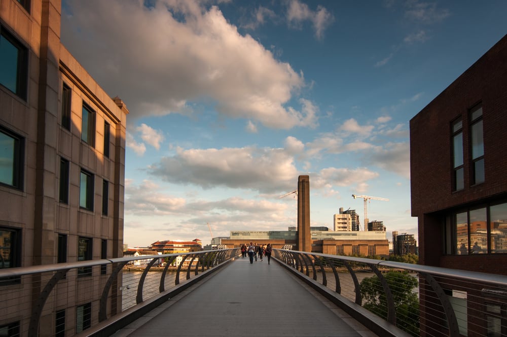 Entrée du Millenium Bridge, vue sur la Tate Modern, Londres