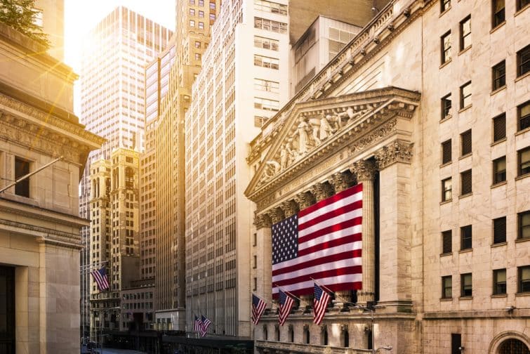 Célèbre Wall Street et le bâtiment à New York, New York Stock Exchange avec drapeau patriote