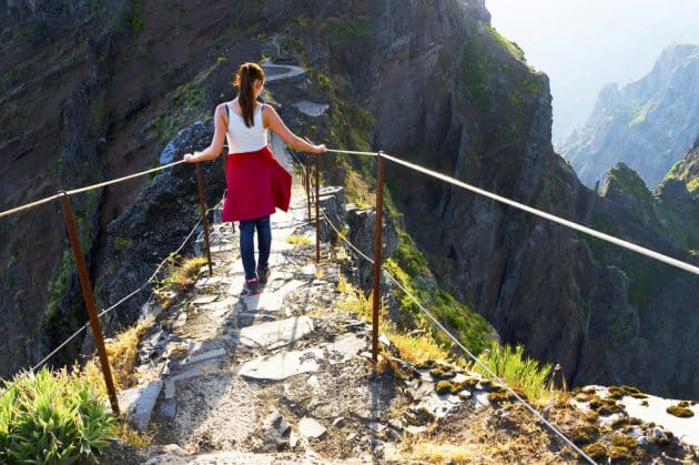 Jeune fille sur le sentier sinueux de randonnée en montagne à Pico do Areeiro, Madère, Portugal