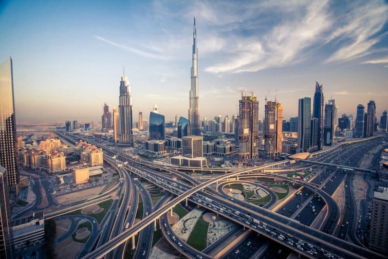 La ligne d'horizon de Dubaï avec sa belle ville à proximité de son autoroute la plus fréquentée de la circulation