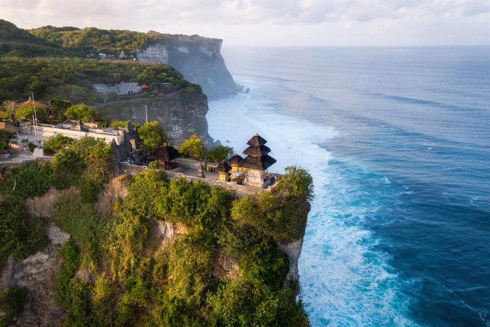 Vue aérienne du temple de Pura Luhur Uluwatu au lever du soleil, Bali