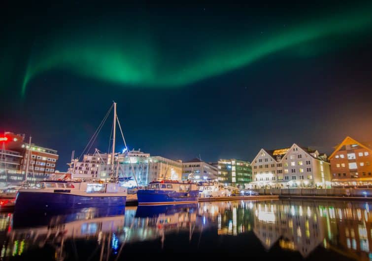 Luci nordiche (Aurora Borealis) sul porto di Tromsø (Norvegia)