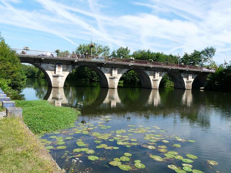 Le pont de la route départementale 708 sur l'Isle, Montpon-Ménestérol, Dordogne, France. Vue prise en direction de l'aval.
