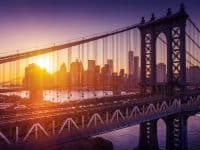 New York City - beau coucher de soleil sur manhattan avec manhattan et pont de brooklyn