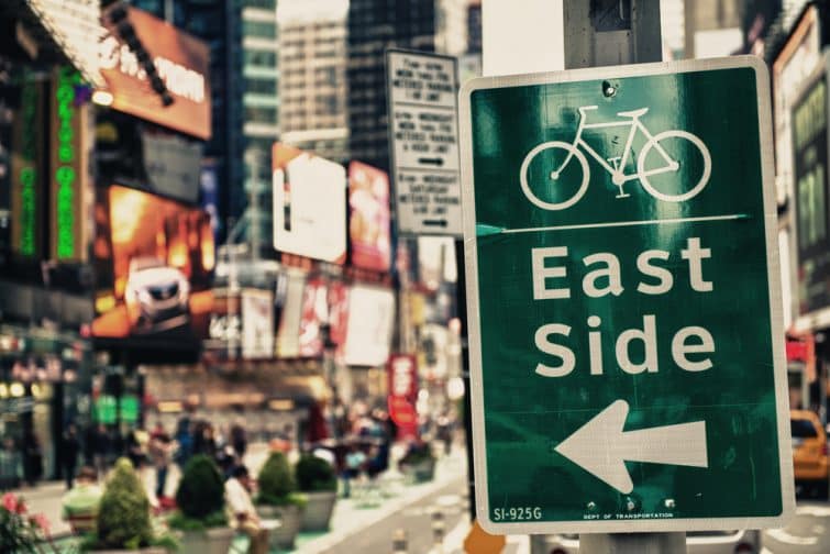 Panneau East Side Bike Path à Times Square, New York.