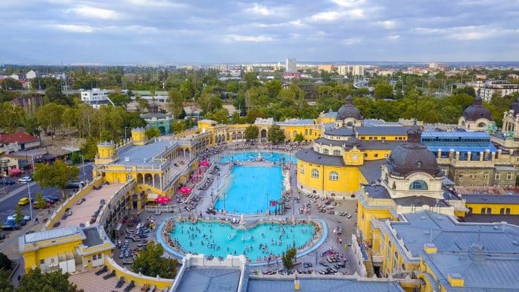 Photo aérienne de la piscine spa Gellert et bain Budapest, Hongrie. Vue aérienne