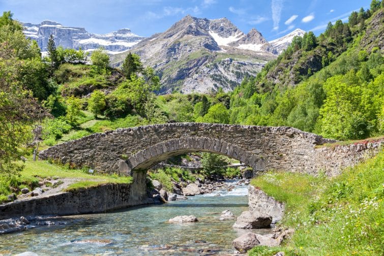 Pont Nadau sur le fleuve Gave de Gavarnie à Gavarnie, Hautes-Pyrénées, France