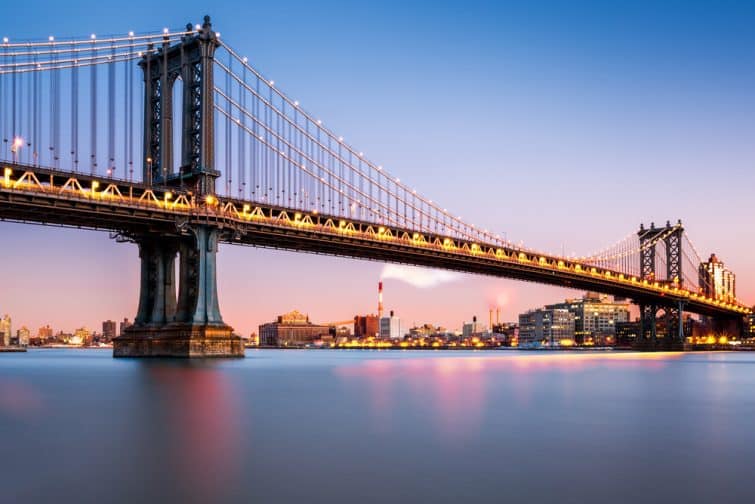 Pont de Manhattan illuminé au crépuscule
