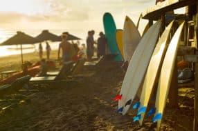 Surf à louer sur la plage de Bali au coucher du soleil