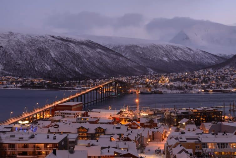 Ponte di Tromsø e Cattedrale Artica al crepuscolo