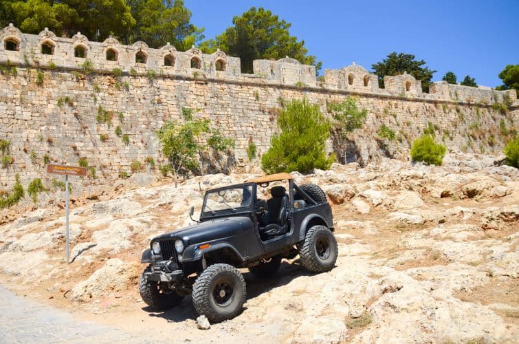 Une énorme jeep noire près de la vieille forteresse de Rethymno