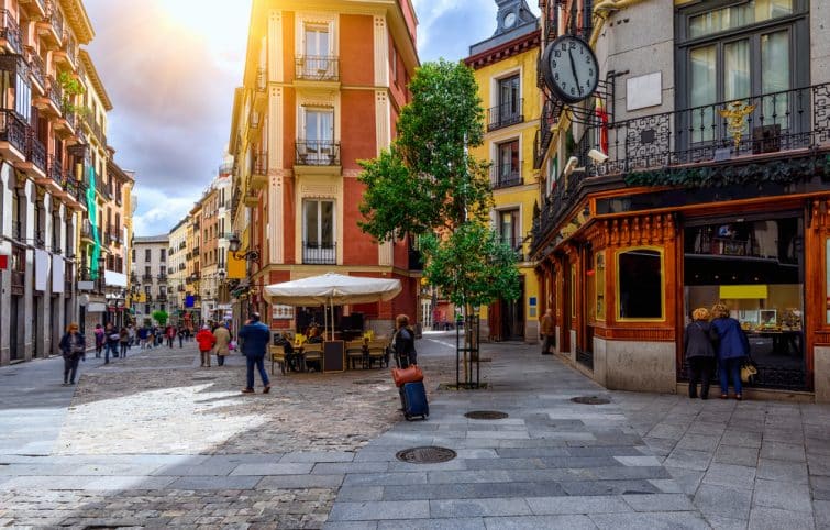 Vieille rue cosy à Madrid - télétravailler europe