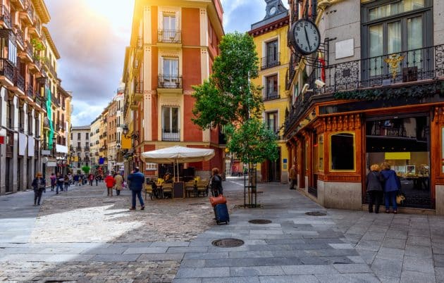 Vieille rue cosy à Madrid,
