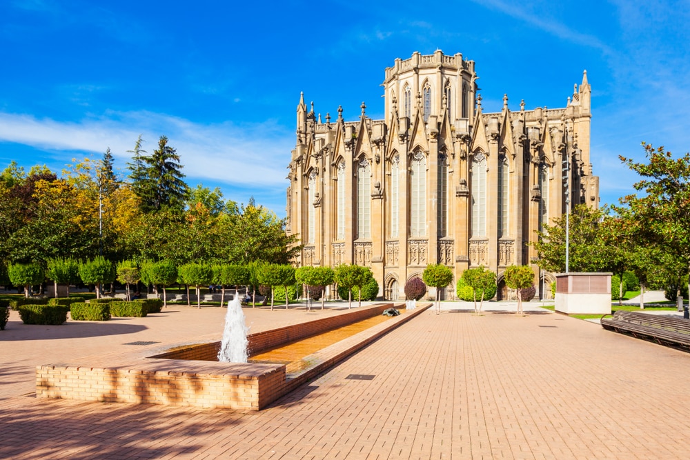 La cathédrale Maria Inmaculada de Vitoria est une cathédrale catholique romaine située à Vitoria-Gasteiz, Pays basque, Espagne