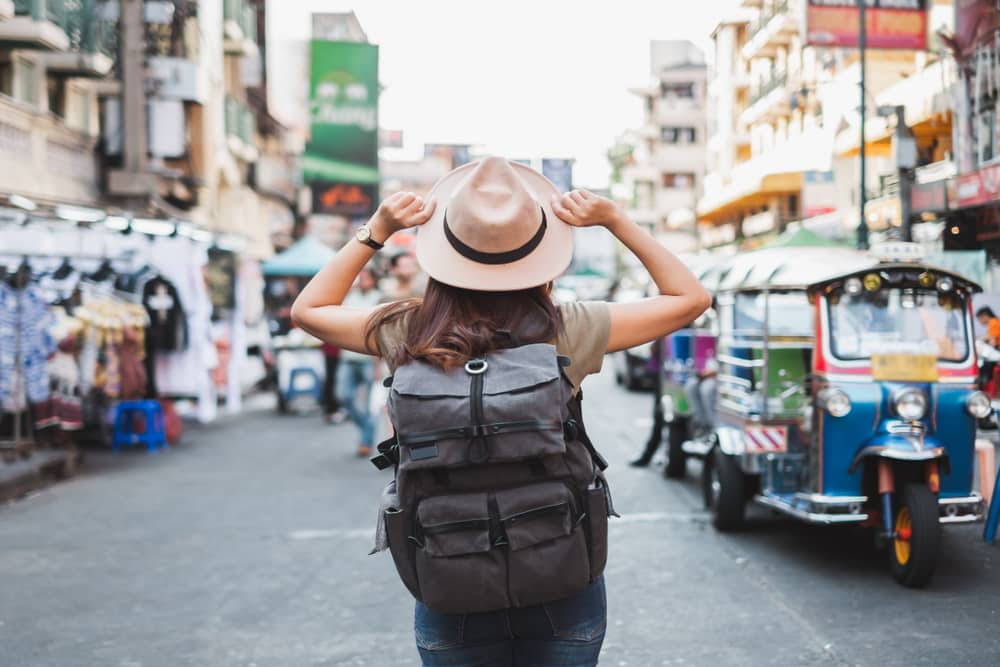 Vue arrière Voyage d'une femme asiatique touriste roulotte sur la route de Khao San, Bangkok, Thaïlande