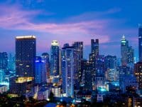 Vue nocturne d'un gratte-ciel de Bangkok, coucher du soleil dans le quartier d'affaires et résidentiel de Sukhumvit