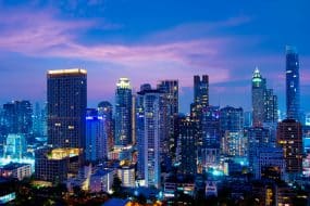 Vue nocturne d'un gratte-ciel de Bangkok, coucher du soleil dans le quartier d'affaires et résidentiel de Sukhumvit