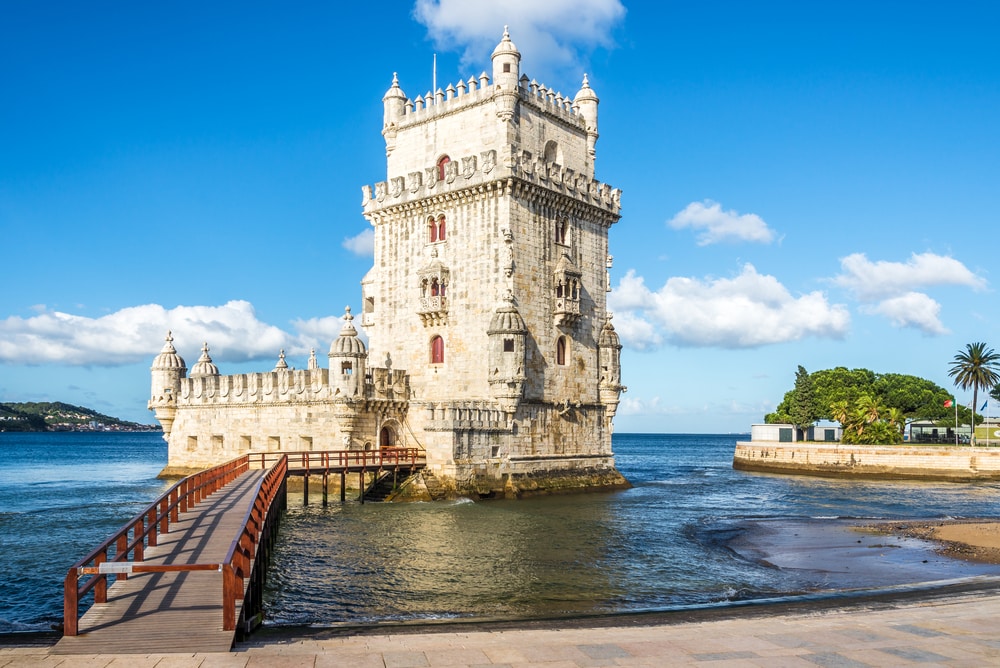 Vue sur la tour Belem au bord du fleuve Tejo à Lisbonne - Portugal