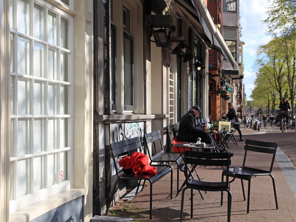 Terrasse de café typique dans le quartier de Jordaan à Amsterdam
