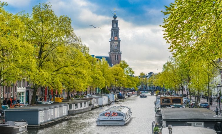 Touristes et bateaux sur le canal de Prinsengracht, Amsterdam